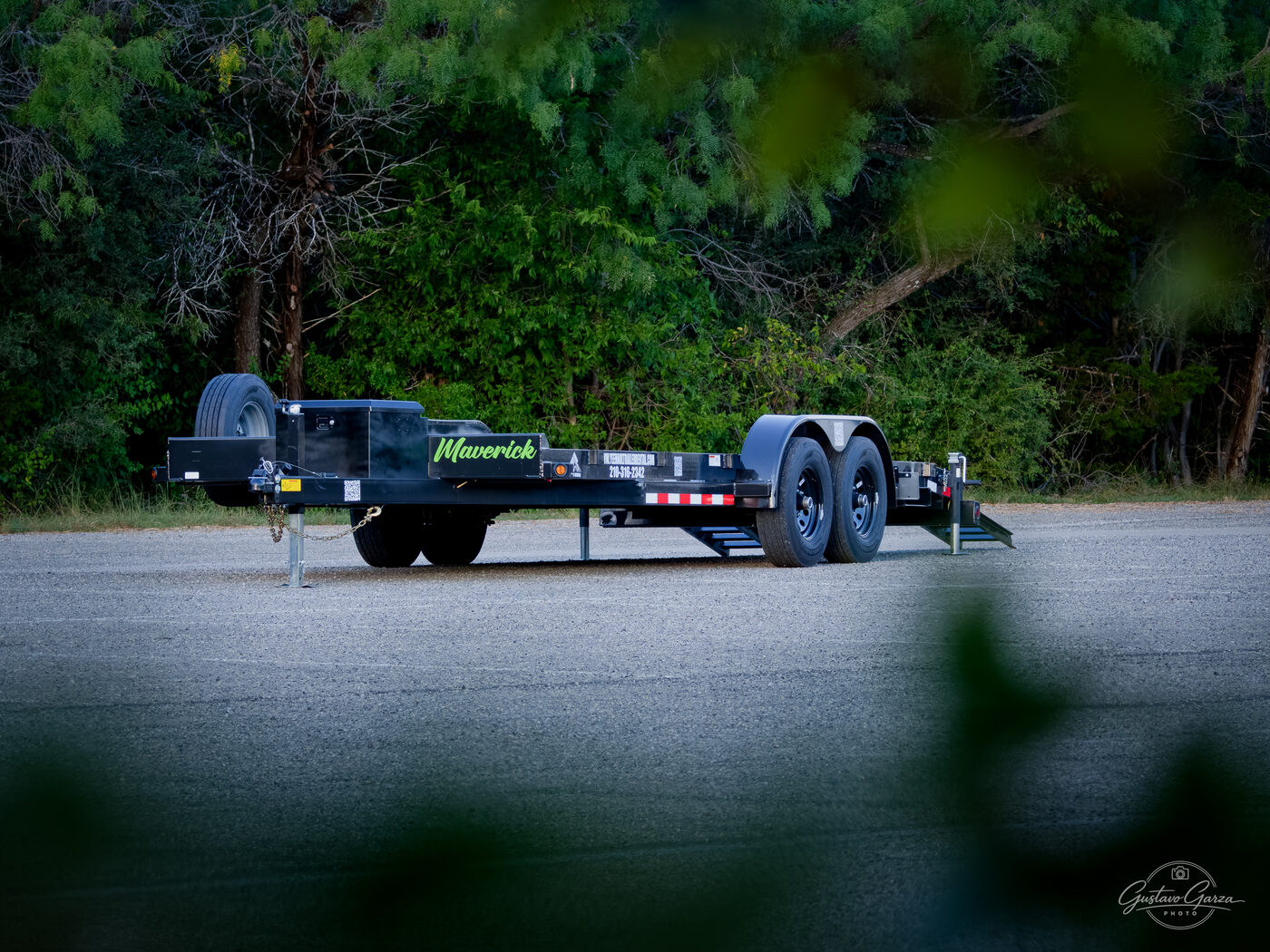 Side profile of the tandem-axle car hauler